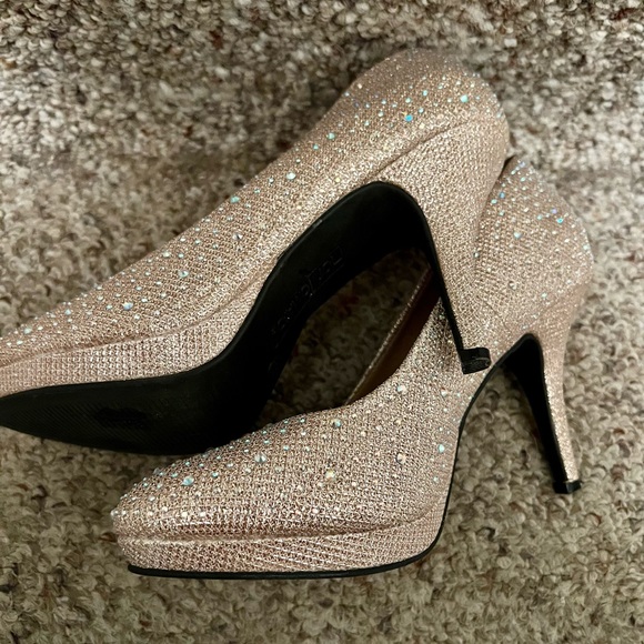 Hot Tomato Gold Sparkle Heels Fireworks Sz 8 - Picture 2 of 3